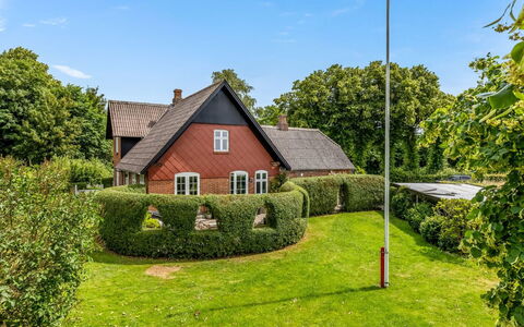 Edla - 5Km from the Sea: Grass, Building, Green, House, Window, Shrub, Residential Area, Roof, Home