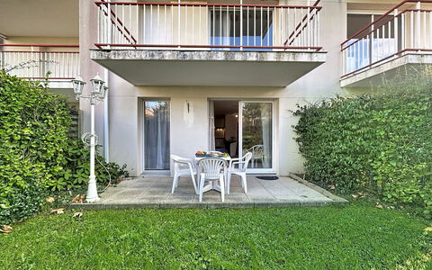Le Clos de la Corderie: Balcony, Garden, Lawn, Shade, Yard, Backyard, Landscaping, Porch, Hacienda, Villa