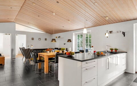 Sod - 3.2Km from the Sea: Wood, Ceiling, Flooring, Interior Design, Light Fixture, Floor, Lighting, Furniture, Countertop, Kitchen
