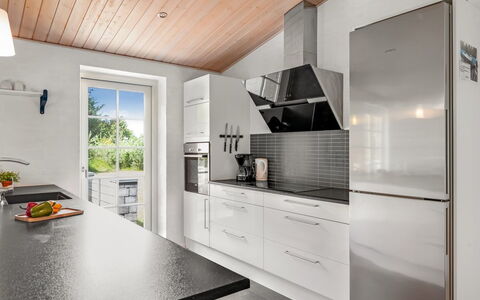 Sod - 3.2Km from the Sea: Kitchen, Countertop, Kitchen Appliance, Flooring, Major Appliance, Interior Design, Cabinetry, Wood, Home Appliance, Floor