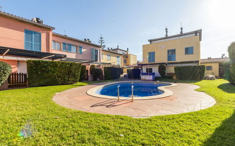 Color: Landscaping, Swimming Pool, Hedge, Villa, Hacienda, Courtyard