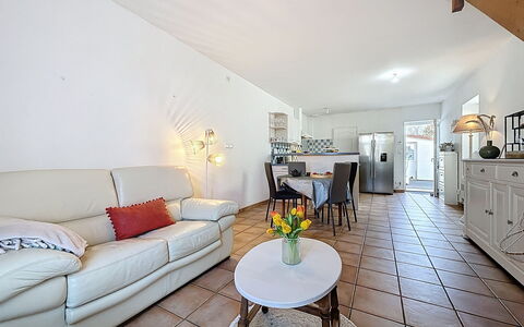 Sanoubott: Furniture, Flooring, Interior Design, Couch, Floor, Ceiling, Living Room, Room, Home