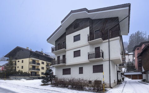 Cacciatori: Architecture, House, Residential Area, Home, Apartment, Family Car, Freezing, Balcony, Winter