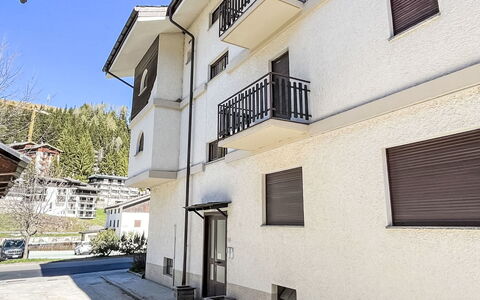 Cacciatori: Window, Residential Area, Neighbourhood, Apartment, Home, Human Settlement, Sash Window, Balcony, Condominium, Daylighting