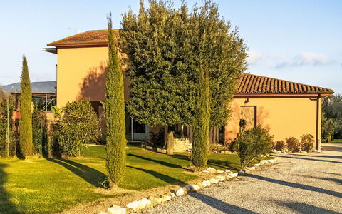 Il Tiglioré: Leaf, Grass, Shrub, Land Lot, Landscaping, Garden, Woody Plant, Shade