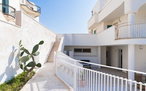 Il Respiro del Mare: Balcony, Home, Apartment, Handrail, Stairs, Baluster, Estate, Daylighting, Plaster, Villa
