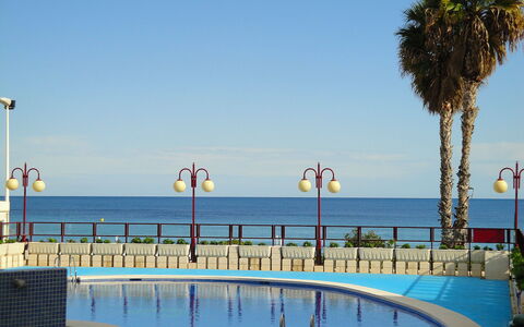 Topacio i: Water, Sky, Plant, Azure, Cloud, Swimming Pool, Tree, Arecales, Leisure, Horizon