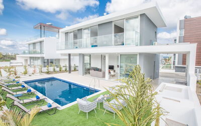 3-Schlafzimmer-Villa mit Privatem Pool im Zentrum