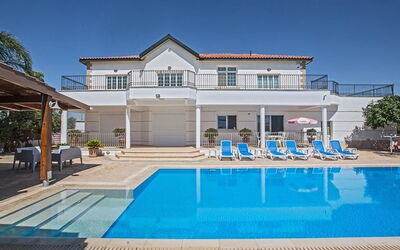 Familienvilla in Paralimni mit Spektakulärer Aussi