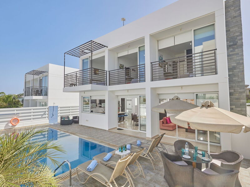 In Paralimni mit Geräumigem Garten