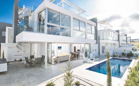 3-Schlafzimmer-Villa mit Privatem Pool und Dachgar