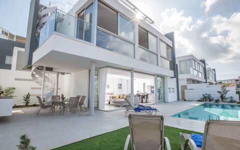 3-Schlafzimmer-Villa mit Pool, Dachgarten, Meerbli