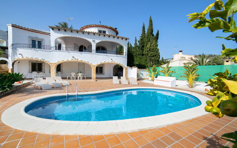 Luisa: Water, Plant, Sky, Building, Property, Swimming Pool, Azure, Tree, Architecture, Arecales