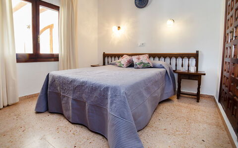 Miss: Table, Furniture, Comfort, Building, Wood, Textile, Interior Design, Bed Frame, Flooring