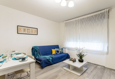 Casa Tania: Interior Design, Furniture, Couch, Apartment, Room, Flooring, Floor, Home, Living Room