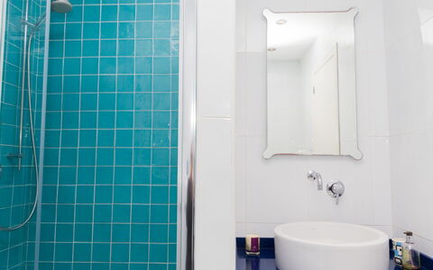 Brisa al Mar: Bathroom, Tile, Room, Plumbing Fixture, Blue, Property, Turquoise, Bathroom Accessory, Wall, Tap