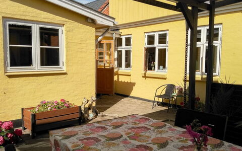 Noreen - 500M from the Sea: Wood, Door, Home, Flowerpot, Cottage, Wood Stain, Porch, Houseplant, Yard, Siding