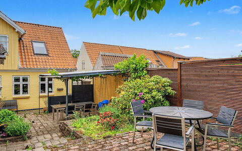 Noreen - 500M from the Sea: House, Shrub, Residential Area, Home, Roof, Flowerpot, Door, Cottage, Garden, Yard