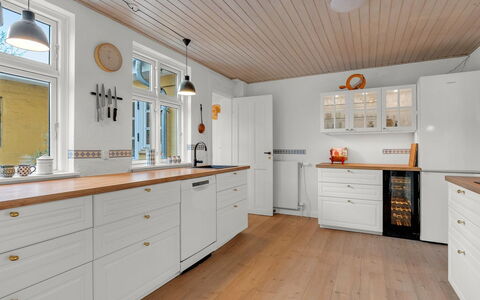 Noreen - 500M from the Sea: Flooring, Wood, Cabinetry, Wood Flooring, Floor, Interior Design, Kitchen, Home, Countertop, Drawer