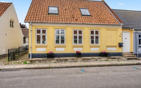 Noreen - 500M from the Sea: Wall, Window, Building, House, Facade, Architecture, Roof, Home, Door, Residential Area