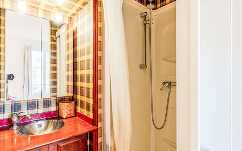 Girofla: Interior Design, Flooring, Wood, Floor, Bathroom, Plumbing Fixture, Room, Ceiling, Furniture, Plumbing