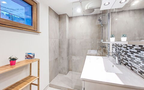 Vent D'Est: Flooring, Wall, Floor, Interior Design, Plumbing Fixture, Bathroom, Ceiling, Tile, Plumbing, Room