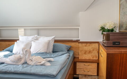 Ossiacher Seeblick: Furniture, Bed, Bedroom, Interior Design, Wood, Flooring, Floor, Bed Sheet, Bedding, Lighting