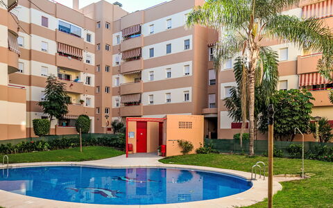 El Pinillo: Daytime, Tree, Building, Apartment, Residential Area, City, Neighbourhood, Condominium, Urban Design, Human Settlement