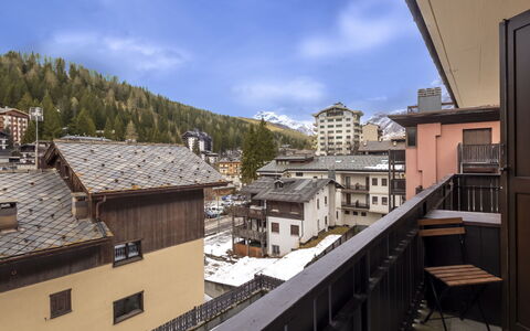 Diga Studio: Daytime, Tree, Building, Apartment, Residential Area, City, Neighbourhood, Condominium, Urban Design, Human Settlement