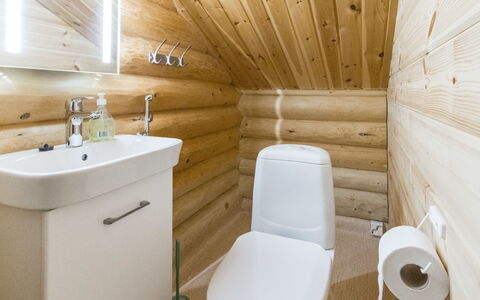 Salvostie 13, Hetta: Flooring, Plumbing Fixture, Floor, Bathroom, Bathroom Sink, Toilet, Plumbing, Sink, Toilet Seat, Tap
