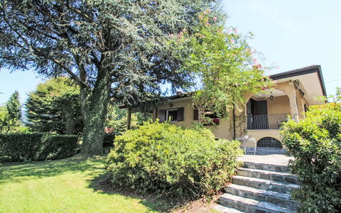 Il Poggio: Shrub, Residential Area, House, Home, Garden, Lawn, Cottage, Estate, Shade
