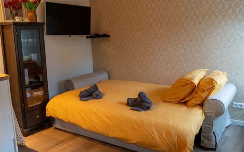Bloem 'N Zee: Furniture, Floor, Bedroom, Flooring, Interior Design, Bed, Wood, Room, Bed Sheet, Linens