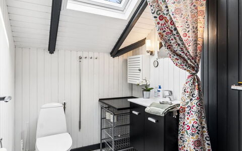 Elfrede - 900M from the Sea: Plumbing Fixture, Interior Design, Sink, Bathroom, Tap, Plumbing, Flooring, Floor, Curtain, Ceiling