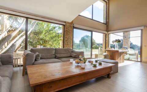 El Refugio Mediterráneo: Wood, Furniture, Interior Design, Couch, Flooring, Home, Floor, Ceiling, Living Room, Chair