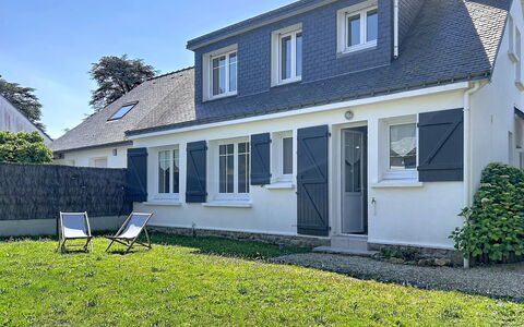 Ty Bottez: Building, Window, House, Home, Roof, Residential Area, Door, Cottage, Siding