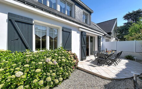 Ty Bottez: Home, Shrub, House, Residential Area, Roof, Cottage, Door, Garden, Groundcover, Estate