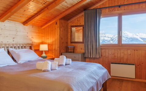 La Balance: Wood, Bedroom, Bed, Home, Bed Sheet, Furniture, Bedding, Interior Design, Linens, Ceiling