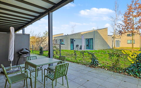 Apartment am See: Shade, Garden, Yard, Landscaping, Courtyard, Backyard, Outdoor Furniture, Daylighting, Houseplant, Villa