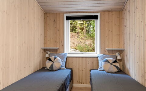 Peadda - 300M from the Sea: Wood, Flooring, Floor, Interior Design, Ceiling, Room, Bedroom, Wood Stain, Hardwood, Bed