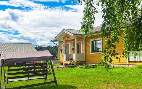 Murtolampi: Grass, Building, House, Home, Cottage, Roof, Land Lot, Rural Area, Siding