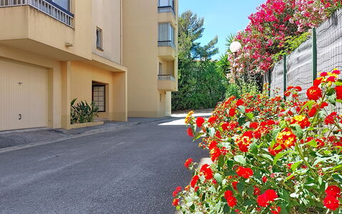 L'Iris: Residential Area, Apartment, Neighbourhood, Condominium, Balcony, Suburb, Driveway