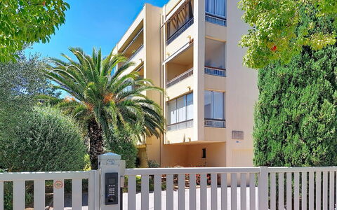 L'Iris: Residential Area, Apartment, Woody Plant, Condominium, Shade, Estate, Landscaping, Driveway, Balcony