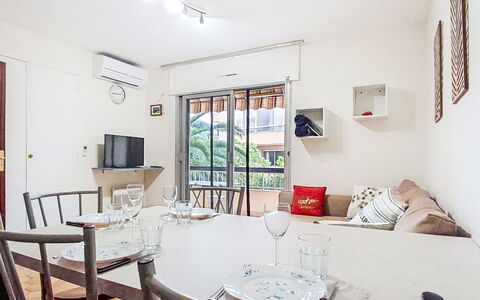 L'Iris: Apartment, Condominium, Residential Area, Urban Design, Mixed-Use, Commercial Building, Balcony, Hotel, Shade