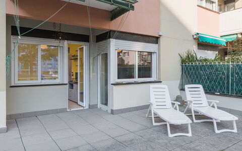 La Terrazza di Alessia e Luca: Floor, Apartment, Composite Material, Glass, Balcony, Condominium, Shade, Daylighting, Design, Aluminium