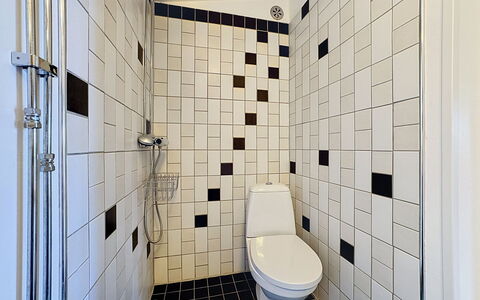 Skärgårdsdröm På Ön: Bathroom, Flooring, Floor, Plumbing Fixture, Toilet Seat, Tile, Interior Design, Toilet, Plumbing, Composite Material