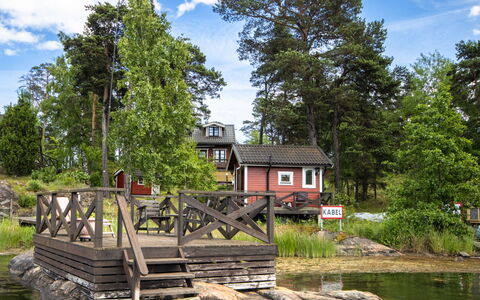 Skärgårdsdröm På Ön: Tree, House, Waterway, Cottage, Bank, Rural Area, Home, Lake