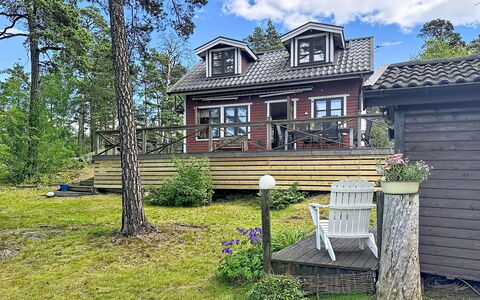 Skärgårdsdröm På Ön: Building, Window, House, Home, Cottage, Residential Area, Shrub, Roof, Rural Area