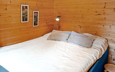 Luongasloma 3: Wall, Flooring, Wood, Floor, Bedroom, Interior Design, Bed, Room, Bed Sheet, Ceiling