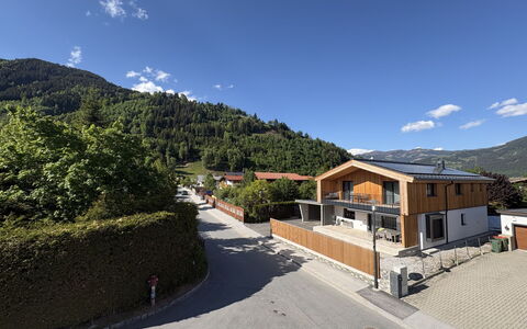 Glacier Loft Kitzsteinhorn 1: House, Home, Roof, Slope, Village, Driveway, Mountain Village, Balcony