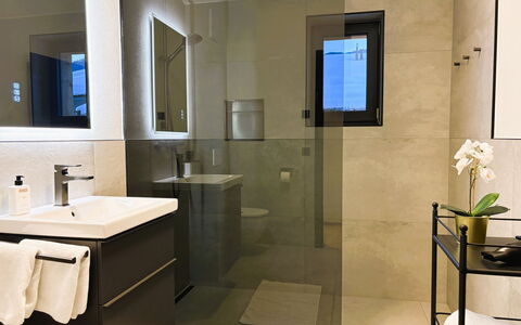Glacier Loft Kitzsteinhorn 1: Bathroom, Flooring, Interior Design, Wall, Plumbing Fixture, Floor, Mirror, Bathroom Cabinet, Toilet, Plumbing